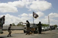 Các tay súng bị nghi có liên quan đến Al-Qeada tại thành phố Zinjibar thuộc tỉnh Abyan, ngày 28/4. (Nguồn: AFP/TTXVN)