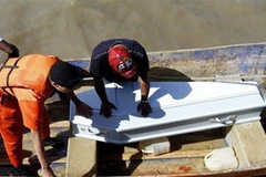 Thi thể một nạn nhân được đội cứu hộ tìm thấy tại Sabana de la Mar. (Nguồn: AP)