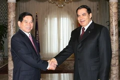 Tổng thống Cộng hòa Tunisia Zeine Al-Abidine Ben Ali đón Chủ tịch nước Nguyễn Minh Triết. (Ảnh: Nguyễn Khang/TTXVN)