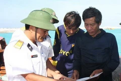 Những người sống và làm việc trên đảo Song Tử Tây. (Ảnh: Phương Hoa/TTXVN)