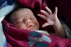 Một bé sơ sinh tại bệnh viện ở bang Amritsar (Ấn Độ). (Nguồn: AFP/TTXVN)