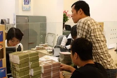 Khách hàng giao dịch tại hội sở VIB. (Ảnh: Trần Việt - TTXVN).