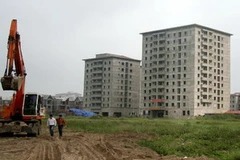 Xây dựng các dự án chung cư cho người thu nhập thấp tại khu đô thị Việt Hưng, quận Long Biên, Hà Nội. (Ảnh: Tuấn Anh/TTXVN) 