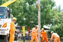 Công nhân kéo điện tại Bạc Liêu. (Ảnh: Huỳnh Sử/TTXVN)