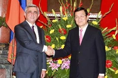 Chủ tịch nước Trương Tấn Sang và Tổng thống Serzh Sargsyan tại lễ đón. (Ảnh: Nguyễn Khang/TTXVN)
