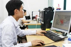 Kiểm tra tần số vô tuyến điện trước khi cấp phép. (Ảnh: Minh Tú/TTXVN)