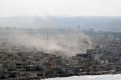 Khói lửa bốc lên tại khu vực Ramleh, phía nam Latakia của Syria ngày 14/8. (Nguồn: AFP/TTXVN)