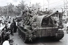 Xe tăng quân giải phóng tiến vào giải phóng Nha Trang. (Ảnh tư liệu TTXVN) 