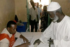 Cử tri Sudan bỏ phiếu tại một địa điểm bầu cử ở Khartoum. (Ảnh: AFP/TTXVN)