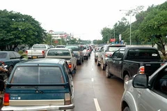 Xe ôtô đan kín mặt đường đại lộ Lane Xang (Vientiane) giờ cao điểm nhưng rất trật tự. (Ảnh: Hoàng Thanh Chương/Vietnam+)