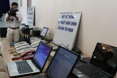 Các bằng chứng, tang vật của vụ án tội phạm xuyên quốc gia được trưng bày trong cuộc họp báotại Trụ sở Bộ Công an phía Nam. Ảnh: Tràng Dương/TTXVN)