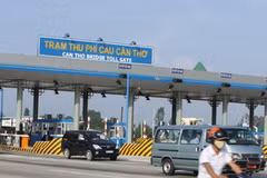 Các phương tiện giao thông qua Trạm thu phí cầu Cần Thơ. (Ảnh: Anh Tôn/TTXVN)