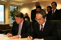 Phó Thủ tướng Nguyễn Thiện Nhân và Bộ trưởng Peter Mandelson tại lễ ký tuyên bố chung về việc thành lập trường đại học công lập đẳng cấp quốc tế Việt-Anh tại Việt Nam. (Ảnh: Vũ Hội/TTXVN)