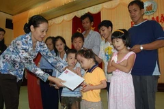 Trao quà cho các nạn nhân. (Ảnh: Thanh Sang/TTXVN)