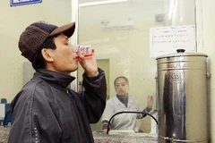 Bệnh nhân uống Methadone tại cơ sở điều trị cai nghiện ma túy bằng Methadone ở quận Lê Chân, thành phố Hải Phòng. (Ảnh: Doãn Tấn/TTXVN)