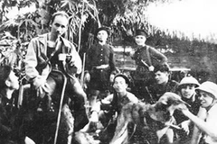 Chủ tịch Hồ Chí Minh trên đường trở về ATK. (Nguồn: baothainguyen.org.vn)