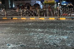 Cửa kính của khách sạn bị vỡ trong vụ nổ. (Nguồn: AFP/TTXVN)