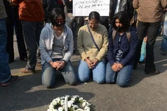 Sinh viên Ấn Độ cầu nguyện cho nạn nhân vụ hãm hiếp tập thể ở New Delhi. (Nguồn: AFP/TTXVN)