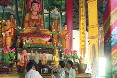 Bức tượng Phật A Di Đà ở chính điện chùa Phước Long Tự nguyên vẹn sau một thập kỷ thăng trầm của lịch sử Campuchia. (Ảnh: Xuân Khu/Vietnam+)