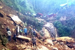 Tìm cứu các nạn nhân. (Ảnh: Lục Văn Toán/TTXVN)