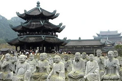 500 pho tượng La Hán bằng đá nguyên khối được tập kết tại sân chùa Bái Đính. (Ảnh: Đình Huệ/TTXVN)