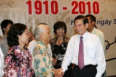 Chủ tịch nước Nguyễn Minh Triết thăm hỏi thân nhân gia đình nhà văn Nguyễn Tuân. (Ảnh: Nguyễn Khang/TTXVN)