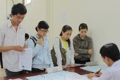 Thí sinh nộp hồ sơ tuyển sinh đại học, cao đẳng năm 2010. (Ảnh: Phương Vy/TTXVN)