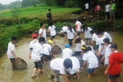 Các em học sinh tập bắt cá. (Nguồn: Dangcongsan.vn)