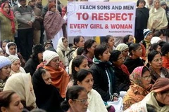 Người dân Ấn Độ tuần hành tại New Delhi tưởng niệm nữ sinh bị hãm hại. (Nguồn: AFP/TTXVN)