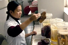 Ngành công nghệ sinh học phải làm việc trên các trang thiết bị hiện đại. (Ảnh: Minh Đông/TTXVN)