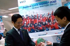 Tiến sỹ Vũ Tiến Lộc – Chủ tịch Phòng Thương mại và Công nghiệp Việt Nam thăm các gian hàng. (Nguồn: DĐDN)