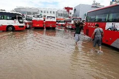 Cảnh ngập lụt tại một bến xe buýt ở thành phố Mokpo thuộc bờ biển phía tây Hàn Quốc ngày 30/8.YONHAP-TTXVN