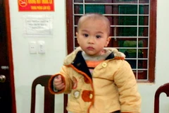 Bé trai bị bỏ rơi. (Ảnh do Công an phường Đoàn Kết cung cấp).