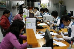 Hoạt động giao dịch tín dụng tại Hội sở Ngân hàng Thương mại cổ phần Nhà Hà Nội (Habubank ). (Ảnh: Trần Việt/TTXVN)