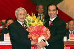 Chúc mừng Tân Tổng Bí thư Ban Chấp hành Trung ương Đảng khóa XI Nguyễn Phú Trọng. (Ảnh: TTXVN)