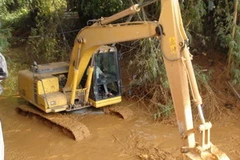 Dọn dẹp lũ bùn. (Ảnh: Mạnh Hà/TTXVN)