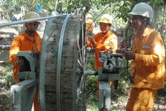 Công nhân ngành điện đang nỗ lực khắc phục sự cố đứt dây điện vượt sông Tiền chiều 17/3. (Nguồn: Tuổi Trẻ)