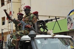 Các tay súng Seleka tới dự cuộc gặp với thủ lĩnh lực lượng nổi dậy Michel Djotodia ở Bangui ngày 30/3. (Nguồn: AFP/TTXVN)