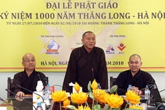 Thượng tọa Thích Gia Quang thay mặt Trung ương Giáo hội Phật giáo Việt Nam trả lời phỏng vấn về Đại lễ Phật giáo. (Ảnh: Nguyễn Dân /TTXVN)