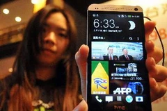 Điện thoại HTC One mới tại cuộc họp báo ở Đài Bắc ngày 7/3. (Nguồn: AFP/TTXVN)