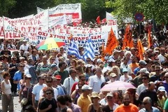 Người biểu tình tham gia cuộc đình công ở Thessaloniki ngày 16/7. (Nguồn: AFP/TTXVN)