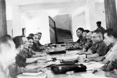 Đại tướng Võ Nguyên Giáp cùng các đồng chí trong Quân ủy Trung ương họp bàn công tác chiến đấu và xây dựng lực lượng vũ trang. (Ảnh: TTXVN)