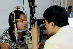 Khám, điều trị cho người đau mắt đỏ tại Hà Nội. (Ảnh: Dương Ngọc/TTXVN)