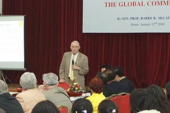 Đoàn đại biểu Quỹ tưởng niệm Cựu chiến binh Mỹ tại Việt Nam (VVMF) nói chuyện với cán bộ, sinh viên Học viện Quan hệ quốc tế. (Ảnh: Doãn Tấn/TTXVN)