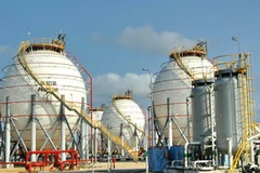 Nhà máy lọc dầu Dung Quất nằm trong Vùng kinh tế trọng điểm miền Trung. (Ảnh: Thanh Long/TTXVN)