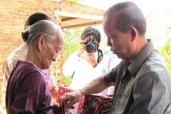 Phó Thủ tướng Trương Vĩnh Trọng thăm, tặng quà cho Mẹ Việt Nam anh hùng Bùi Thị Sơn. (Ảnh: Hoàng Tuấn/TTXVN)