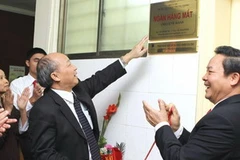 Bộ trưởng Bộ Y tế Nguyễn Quốc Triệu khai trương Ngân hàng Mắt. (Ảnh: Hữu Oai/TTXVN)