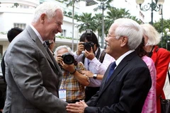 Chủ tịch UBND TP.Hồ Chí Minh Lê Hoàng Quân tiếp Toàn quyền Canađa David Johnston. (Ảnh: Thanh Vũ/TTXVN)