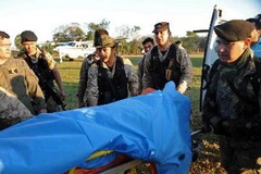 Chuyển thi thể một cảnh sát trong vụ xung đột tới sân bay để về Asuncion ngày 15/6. (Nguồn: AFP/TTXVN)