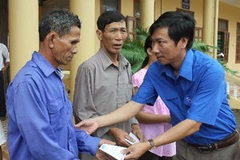 Tỉnh đoàn Quảng Trị cứu trợ nhân dân vùng bị thiệt hại do bão số 10. (Ảnh: Hồ Cầu/TTXVN)